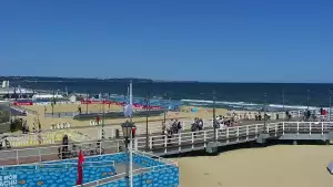 Widok z kamery obrotowej na plaże i morze w Gdańsku Brzeźnie