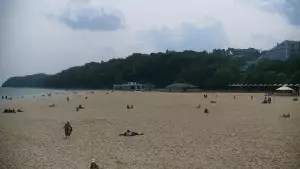Ujęcie na szeroką plażę w Gdyni.