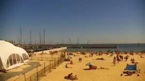 Ujęcie na szeroką plażę w Gdyni.
