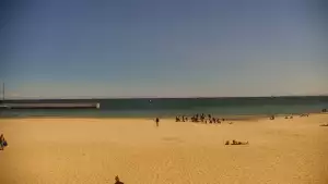 Ujęcie na szeroką plażę w Gdyni.