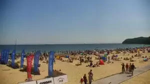 Ujęcie na szeroką plażę w Gdyni.