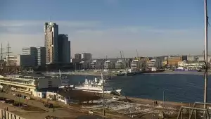 Widok na Marinę w Gdyni i nabrzeże młodych żeglarzy z kamery.