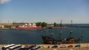 Widok na Marinę w Gdyni i nabrzeże młodych żeglarzy z kamery.