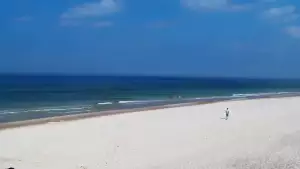 Widok na piękną, piaszczystą i szeroką plażę w Grzybowie w woj. zachodniopomorskim.