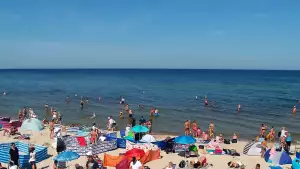 Widok na piękną, piaszczystą i szeroką plażę w Grzybowie w woj. zachodniopomorskim.