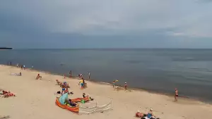 Widok na piękną, piaszczystą i szeroką plażę w Grzybowie w woj. zachodniopomorskim.