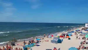 Widok na piękną, piaszczystą i szeroką plażę w Grzybowie w woj. zachodniopomorskim.