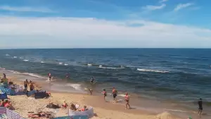 Widok na piękną, piaszczystą i szeroką plażę w Grzybowie w woj. zachodniopomorskim.