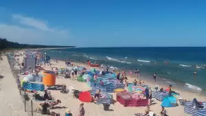 Widok na piękną, piaszczystą i szeroką plażę w Grzybowie w woj. zachodniopomorskim.