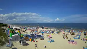 Jantar - widok na złocistą i słoneczną plaże.
