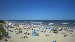Jantar - widok na złocistą i słoneczną plaże.