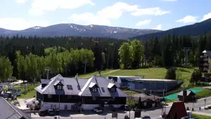 Arena Szrenica w Szklarskiej Porębie - widok na karczmę i stok.