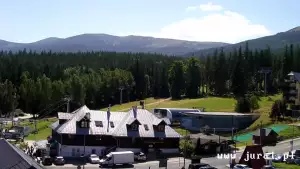Arena Szrenica w Szklarskiej Porębie - widok na karczmę i stok.