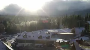 Arena Szrenica w Szklarskiej Porębie - widok na karczmę i stok.