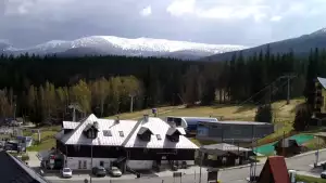 Arena Szrenica w Szklarskiej Porębie - widok na karczmę i stok.