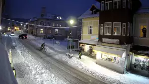 Widok na deptak w Karpaczu to pełen życia obrazek w malowniczym otoczeniu gór.