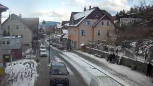 Widok na centrum Karpacza, kawiarnie, sklepy, restauracje i deptak.