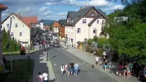 Widok na centrum Karpacza, kawiarnie, sklepy, restauracje i deptak.
