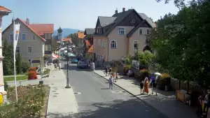 Widok na centrum Karpacza, kawiarnie, sklepy, restauracje i deptak.