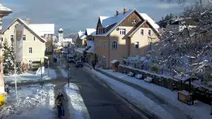 Widok na centrum Karpacza, kawiarnie, sklepy, restauracje i deptak.