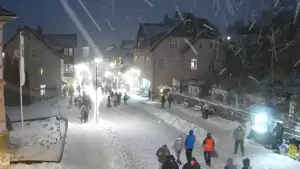 Widok na centrum Karpacza, kawiarnie, sklepy, restauracje i deptak.