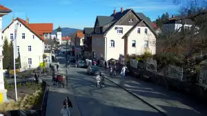 Widok na centrum Karpacza, kawiarnie, sklepy, restauracje i deptak.
