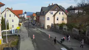 Widok na centrum Karpacza, kawiarnie, sklepy, restauracje i deptak.