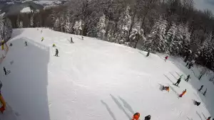 Widok na stację końcową wyciagu o należącym do Grupy Pingwina ośrodku Kasina Ski