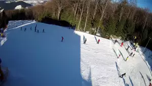 Widok na stację końcową wyciagu o należącym do Grupy Pingwina ośrodku Kasina Ski