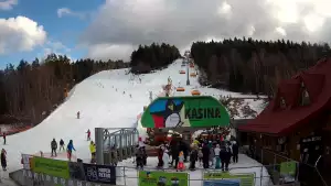 Widok na wyciąg oraz zakończenie trasy zjazdowej