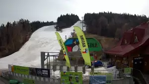 Widok na wyciąg oraz zakończenie trasy zjazdowej