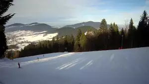 Widok na trasy narciarskie w Kasinie, gdzie czerwona trasa łączy się z niebieską.