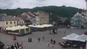 Kamera prezentuje widok na rynek w Kazimierzu Dolnym