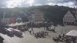 Kamera prezentuje widok na rynek w Kazimierzu Dolnym