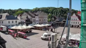 Kamera prezentuje widok na rynek w Kazimierzu Dolnym