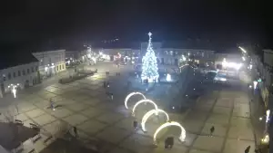 Kamera prezentuje ujęcie na rynek w Kielcach w województwie świętokrzyskim.