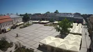 Kamera prezentuje ujęcie na rynek w Kielcach w województwie świętokrzyskim.