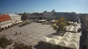 Kamera prezentuje ujęcie na rynek w Kielcach w województwie świętokrzyskim.