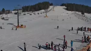 Widok na wyciąg krzesełkowy, orczyk oraz całą trasę narciarską