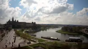 Zamek Królewski na wawelu oraz Wisła w oku kamery.