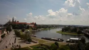 Zamek Królewski na wawelu oraz Wisła w oku kamery.