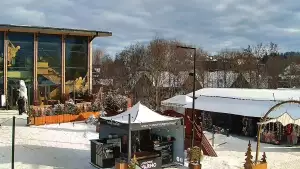 Widok na dolną stację kolei linowej na Gubałówkę oraz targowisko.