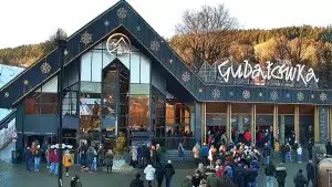 Widok na dolną stację kolei linowej na Gubałówkę oraz targowisko.