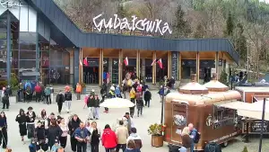 Widok na dolną stację kolei linowej na Gubałówkę oraz targowisko.