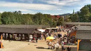 Widok na dolną stację kolei linowej na Gubałówkę oraz targowisko.