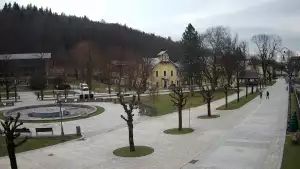 Widok na centrum Krynicy-Zdroju deptak, ścieżka, drzewa.