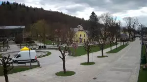 Widok na centrum Krynicy-Zdroju deptak, ścieżka, drzewa.