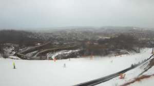 Widok z dołu na trasę narciarską w stacji Kurza Góra