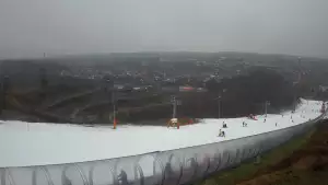 Widok z dołu na trasę narciarską w stacji Kurza Góra