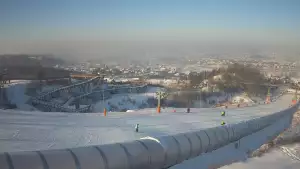 Widok z dołu na trasę narciarską w stacji Kurza Góra